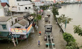 Ngày cuối kỳ triều cường, nhiều tuyến đường ở TPHCM vẫn ngập nặng