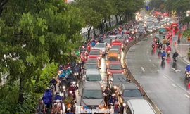 Kẹt xe, té ngã trong cơn mưa trắng trời giờ tan tầm ở TPHCM