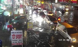 TPHCM mưa lớn, có nơi trên 80mm, nhiều tuyến đường ngập nặng 