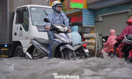 Mưa như trút từ trưa đến chiều, nhiều tuyến đường TPHCM hóa sông