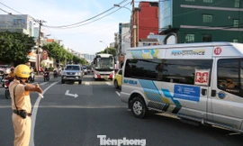 Tạm ngưng lưu thông ôtô qua cầu Bình Triệu 1, xe ùn ứ ở cửa ngõ TPHCM