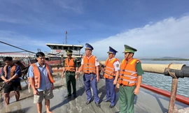 Phát hiện xà lan chở gần 1.000m³ cát lậu ở khu vực cửa biển TP.HCM