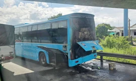 Xe khách bốc cháy trên cao tốc TPHCM - Trung Lương, hành khách hoảng loạn tháo chạy