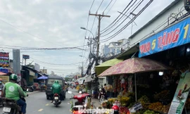 Những vỉa hè bị lấn chiếm ở TPHCM, 'đẩy' người đi bộ xuống lòng đường