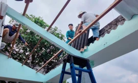 Giông lốc bất ngờ càn quét nhà dân ở Tây Ninh