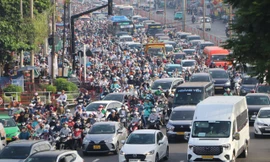 Cửa ngõ Đông Bắc TPHCM vẫn ùn tắc dù phân luồng mới 