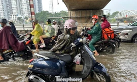 Xe chết máy, người dân TPHCM lội bì bõm giờ tan tầm