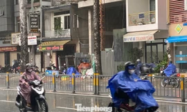 Trời TPHCM tối sầm, 'chưa kịp mặc áo mưa đã ướt hết'