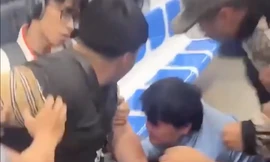 Nhân viên bảo vệ metro TPHCM bị hành khách liên tiếp đấm, đá