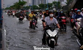 Triều cường 'tấn công' khu vực Chợ Lớn ở TPHCM