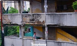 Sống bất an trong chung cư ở TPHCM: 'Nghe tiếng động mạnh là sợ trần rơi'