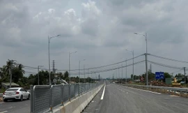 Trước ngày thông xe, dây điện vẫn 'giăng bẫy' đường lên cầu Nhơn Trạch 