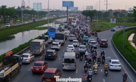 Chiều cuối năm, cửa ngõ TPHCM ken đặc người xe về quê nghỉ Tết Dương lịch