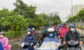 Bầu trời TPHCM tối sầm, mưa lớn diện rộng từ sáng sớm