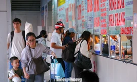 Người dân lỉnh kỉnh đồ đạc rời TPHCM trong ngày đầu năm mới