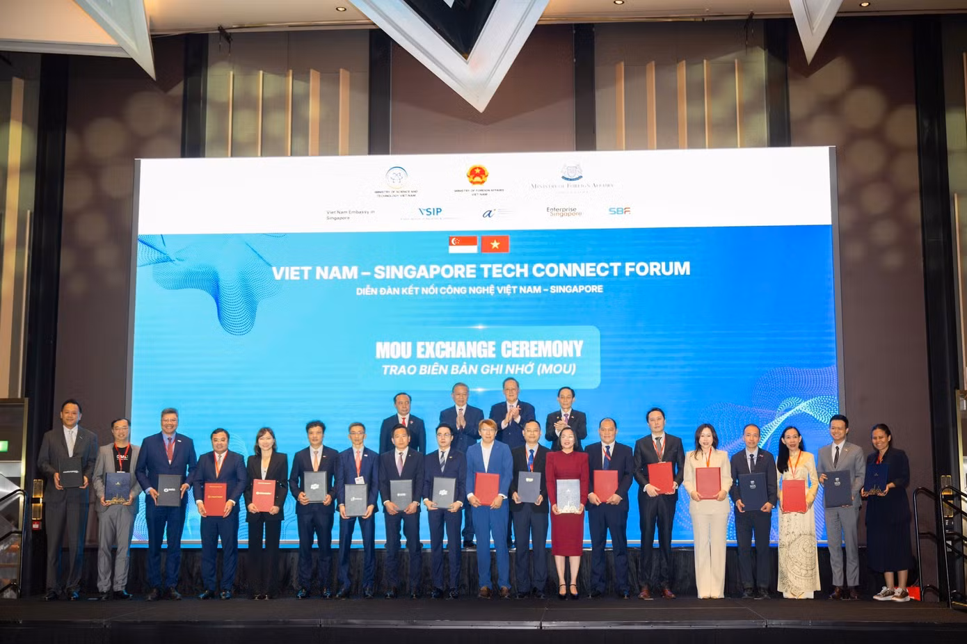 ky-mou-voi-4-cong-ty-tai-singapore.jpg