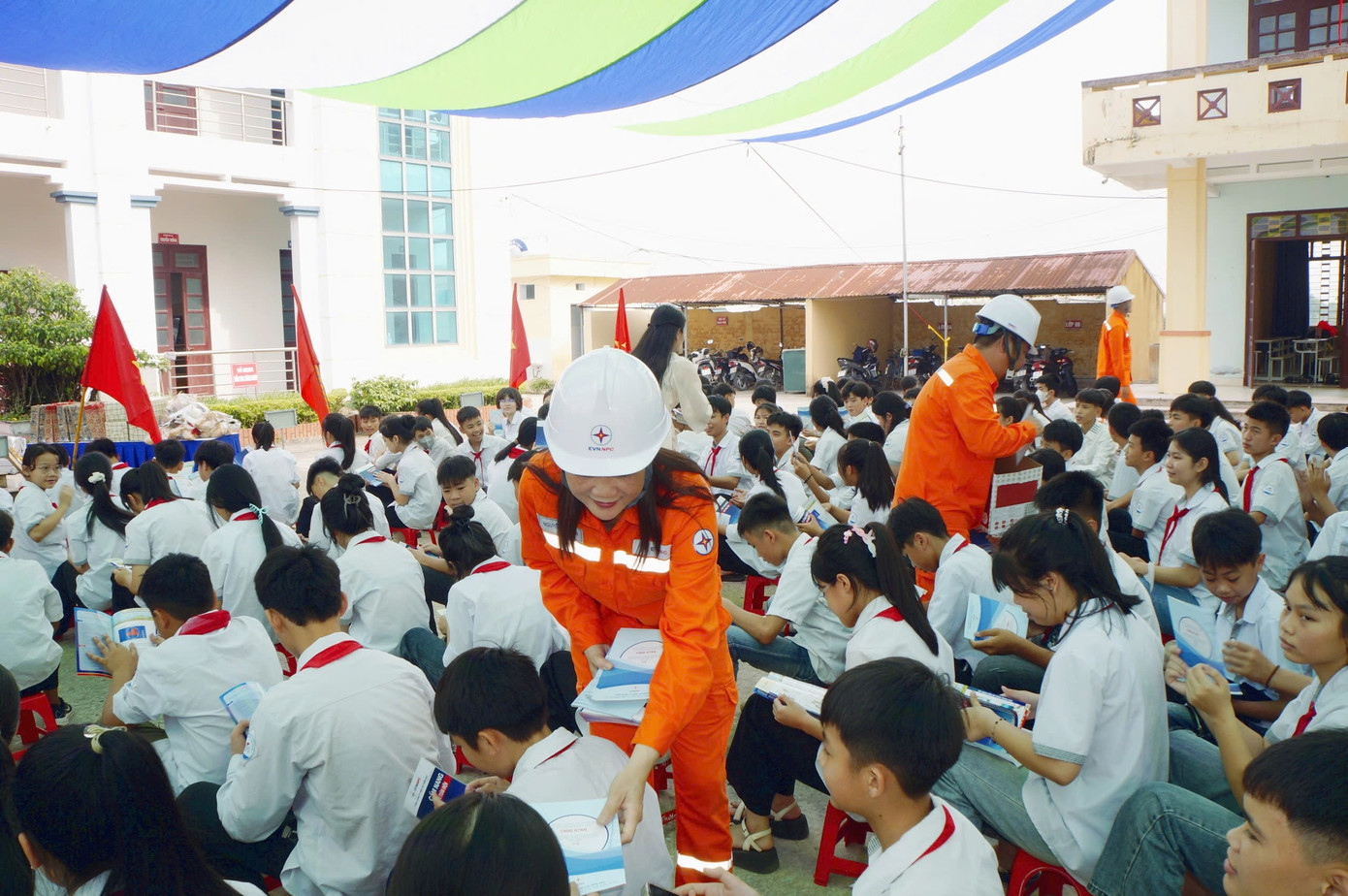 Công nhân thuộc Tổng công ty điện lực miền Bắc tuyên truyền, hướng dẫn học sinh sử dụng điện tiết kiệm, hiệu quả day-manh-tuyen-truyen-su-dung-dien-an-toan-tiet-kiem-hieu-qua-tai-cac-truong-hoc.jpg