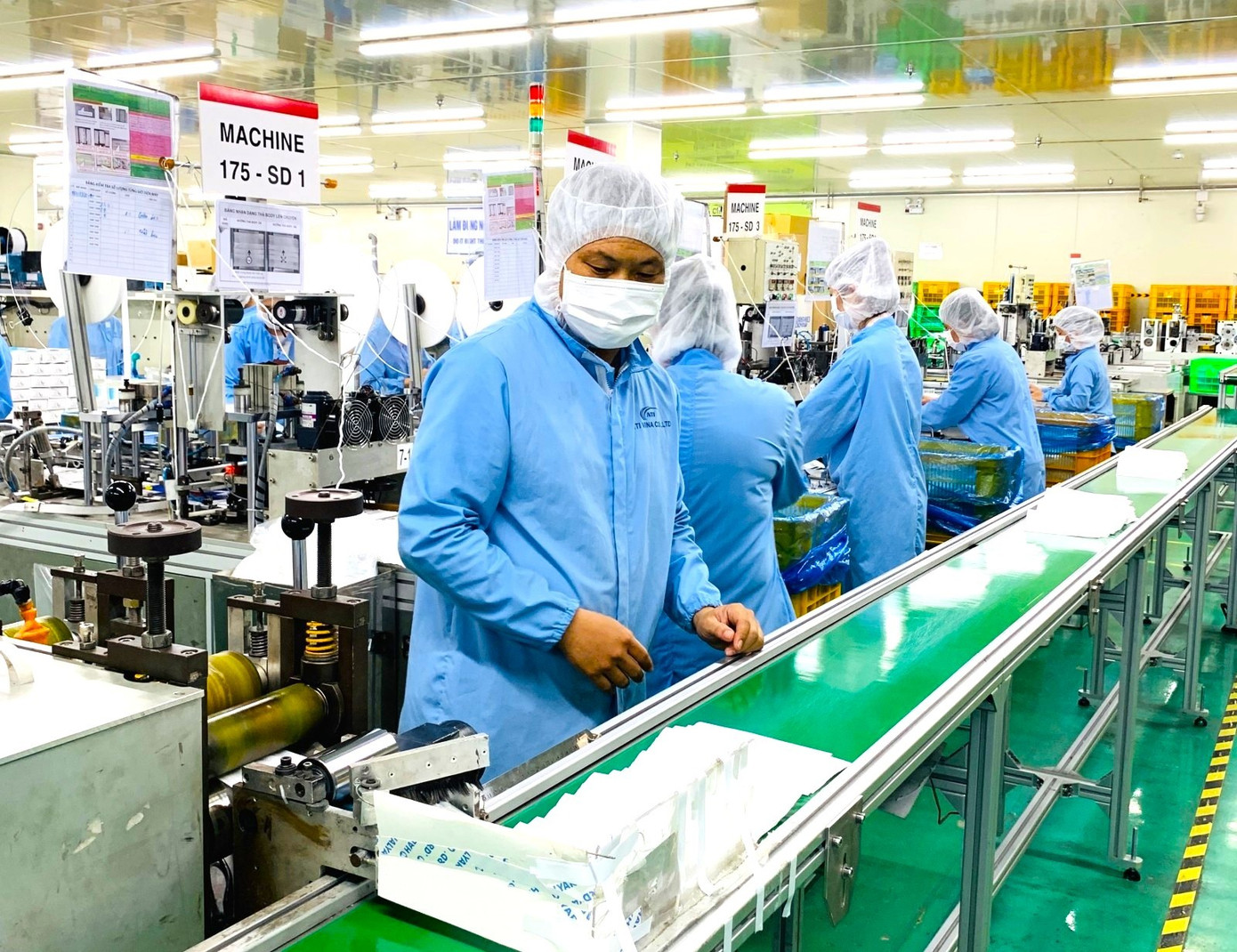 cong-nhan-san-xuat-trong-nha-may-o-tphcm.jpg