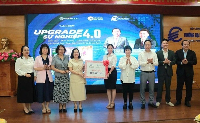 Bà Trương Thu Hiền – Giám đốc Nhà xuất bản Công Thương và Saigon Books trao tặng “Tủ sách AI” cho Trường Đại học Điện lực. truong-thu-hien.jpg