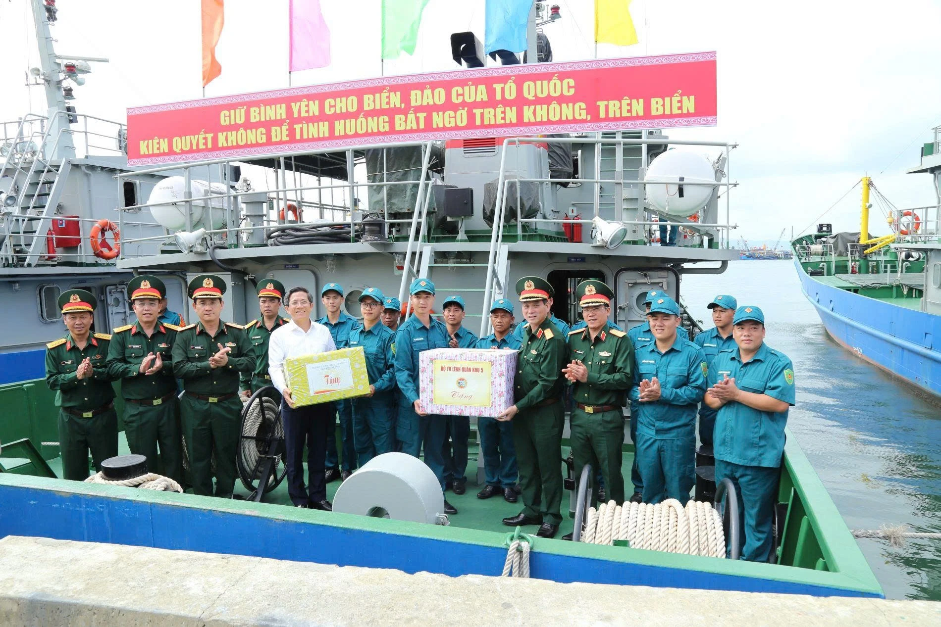 Đoàn công tác Quân khu 5 thăm, kiểm tra nhiệm vụ tại Đà Nẵng và phát động Tết trồng cây