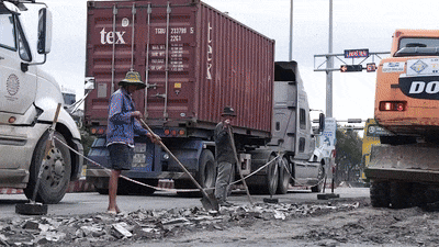 Khắc phục đường huyết mạch khiến xe container phải 'nhún nhảy' ở Đà Nẵng