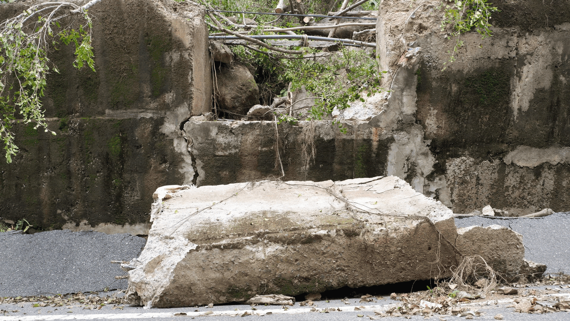 Cảnh sạt lở, bê tông đổ gãy nhiều điểm trên bán đảo Sơn Trà