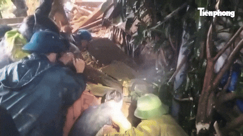 Nghẹt thở giây phút công an Đà Nẵng cứu người ra khỏi bùn đất sạt lở