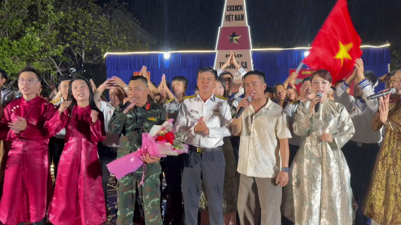 NSND Tự Long hát giữa mưa Trường Sa