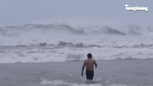 Bão số 13 gây sóng lớn, du khách và người dân Đà Nẵng vẫn tắm biển bất chấp cảnh báo