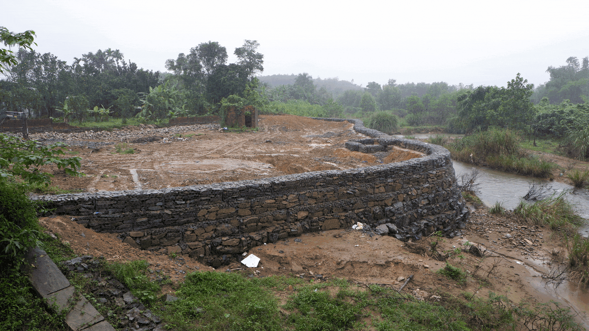 Kè đá 'mọc' giữa khu dân cư ở Đà Nẵng, dân lo sợ mất an toàn mùa mưa lũ