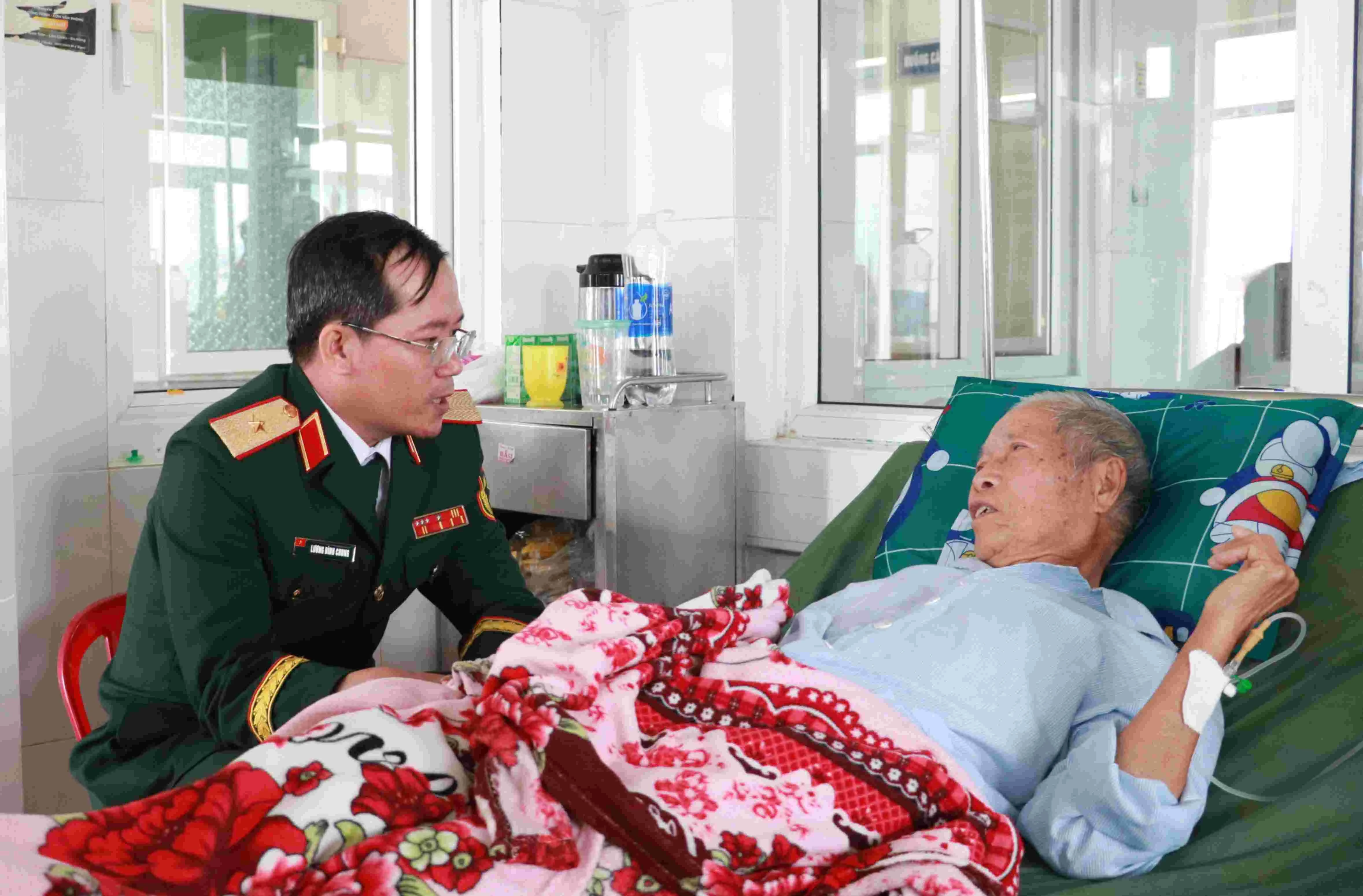 Bệnh viện Quân y 17: Những mảnh đời đón Tết trong bệnh viện và sự sưởi ấm từ trái tim