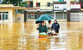 Thầy cô ở Huế lội nước nấu cơm cho sinh viên trong cơn lũ 
