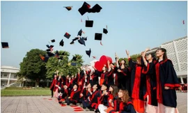 Giữa đam mê và thực tế: Sinh viên mới ra trường đứng trước ngã rẽ nghề nghiệp