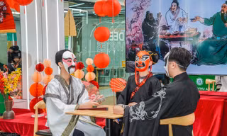Sinh viên học tiếng Trung qua kinh kịch, há cảo và văn hóa Trung Hoa