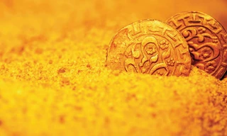 Người nông dân dùng máy dò kim loại trên cánh đồng bất ngờ phát hiện một kho báu hơn 2200 năm tuổi