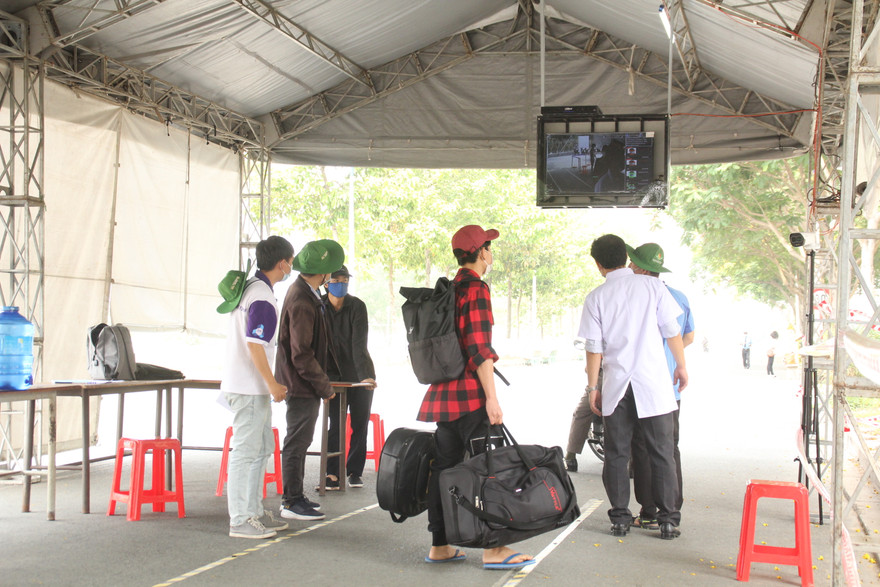 Sinh viên khai báo y tế online, quét thân nhiệt tự động trước khi vào ký túc xá ĐHQG TPHCM