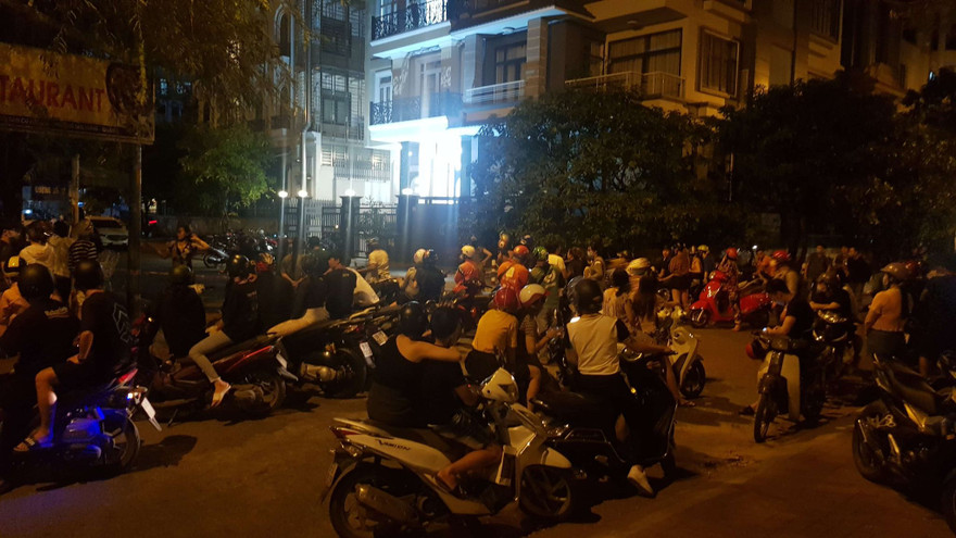 Nhiều người dân theo dõi công an điều tra hiện trường tối 27/11.
