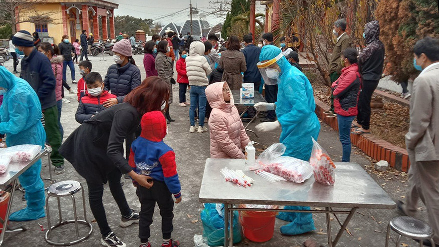 Lực lượng chức năng lấy mẫu xét nghiệm người dân tại xã Hưng Đạo, TP Chí Linh, tỉnh Hải Dương.