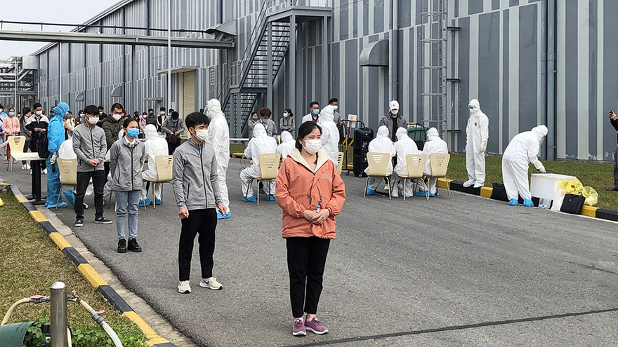 Lực lượng y tế lấy mẫu xét nghiệm công nhân. Ảnh: Minh họa