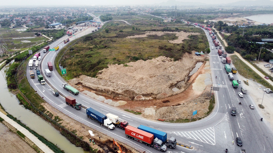 Giao thông tê liệt tại nút ra cao tốc Hà Nội - Hải Phòng.