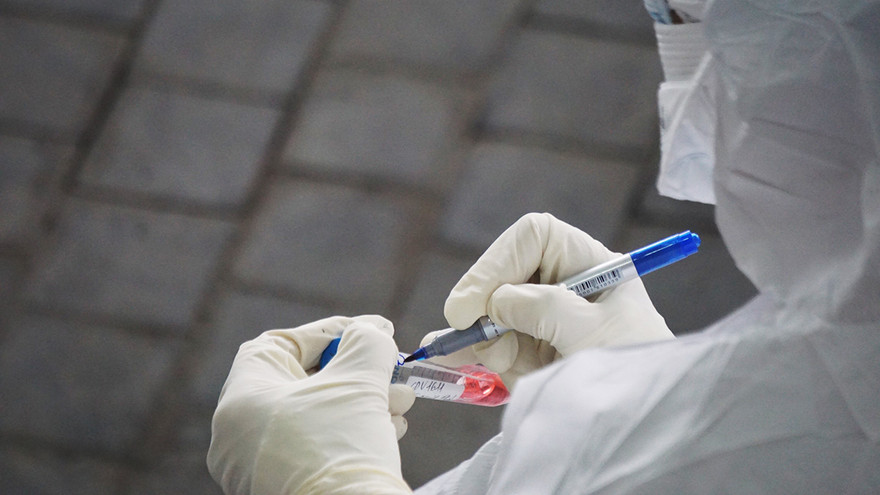 Khi đi xét nghiệm để trở lại trường, lực lượng y tế nghi ngờ nữ sinh T.T.M ở TP Hải Dương dương tính SARS-CoV-2.