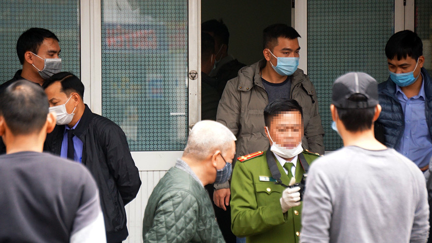 Cơ quan điều tra khám nghiệm nơi xảy ra vụ án trên phố Lê Lợi (Ngô Quyền, Hải Phòng) trưa 23/3.