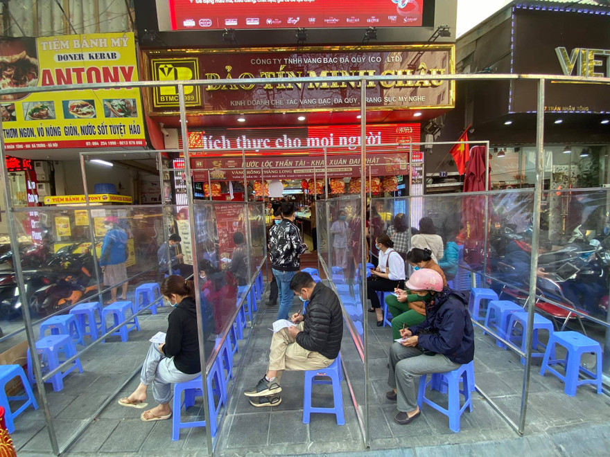 Lác đác người mua vàng trong sáng ngày Vía Thần tài hôm nay. Ảnh: Việt Linh.