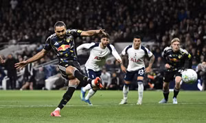 Rơi điểm trước Leeds, Tottenham đối diện nguy cơ rớt hạng 