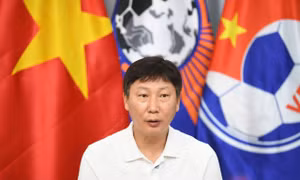 HLV Kim Sang-sik khẳng định đội tuyển Việt Nam cần tập trung tối đa dù đang dẫn đối thủ 2-0 sau trận lượt đi (ảnh Ngọc Tú)