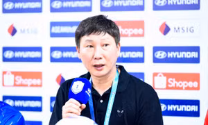 HLV Kim Sang-sik khẳng định đội tuyển Việt Nam cần tập trung tối đa dù đang dẫn đối thủ 2-0 sau trận lượt đi (ảnh Ngọc Tú)