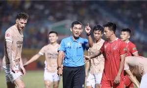 Đua trụ hạng V.League: Cần trọng tài ngoại cho 2 đội cuối bảng? 