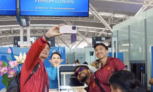 HLV Kim Sang-sik mang dàn sao 'xịn' sang Hàn Quốc rèn quân 