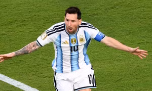 Messi ghi hat-trick, Argentina vùi dập đội tuyển của ngôi sao gốc Việt