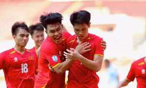 Phạm Lý Đức (trái) và Đình Bắc ăn mừng bàn thắng ở giải U23 Đông Nam Á 2025 (ảnh Hữu Phạm)